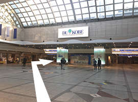 ① JR神戸駅から地下におりて左の通路に入る