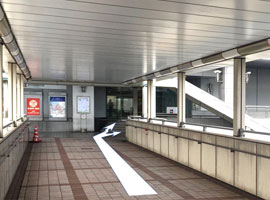 ⑥ 正面斜め右にプロメナ神戸の２階入り口があります。正面には４段の階段がありますが、右手にスロープの迂回路があります。